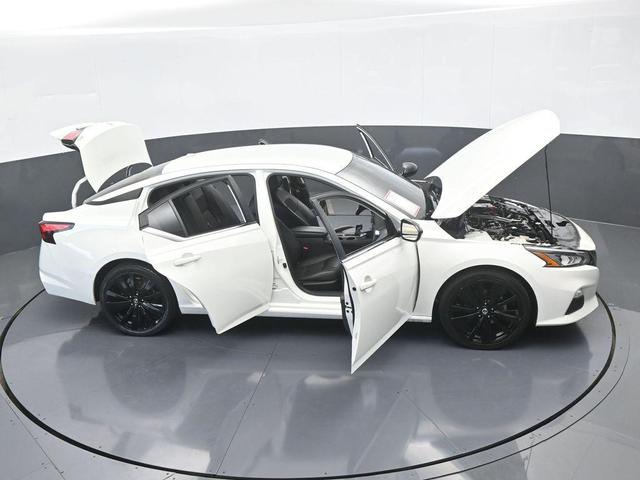Photo of 2021 Glacier White Nissan Altima