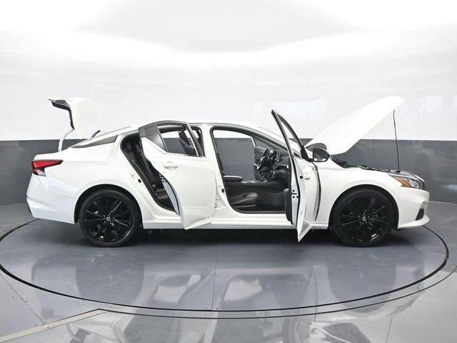 Photo of 2021 Glacier White Nissan Altima