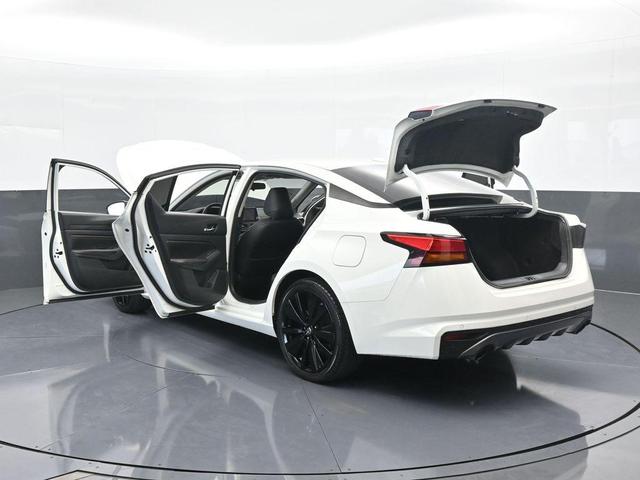 Photo of 2021 Glacier White Nissan Altima