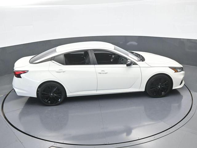 Photo of 2021 Glacier White Nissan Altima
