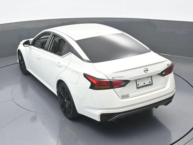 Photo of 2021 Glacier White Nissan Altima