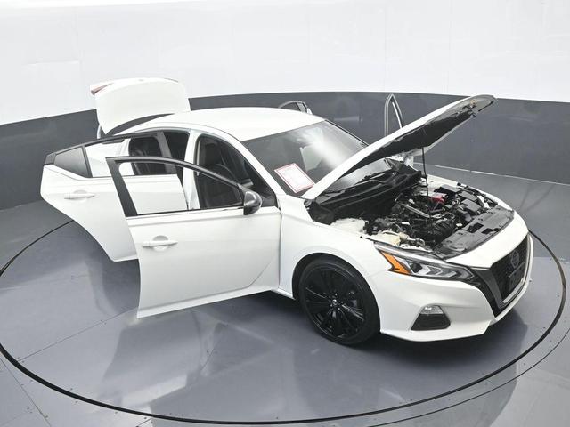Photo of 2021 Glacier White Nissan Altima