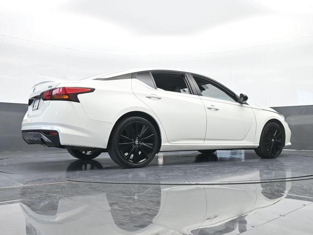 Photo of 2021 Glacier White Nissan Altima