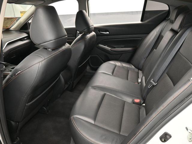 Photo of 2021 Glacier White Nissan Altima