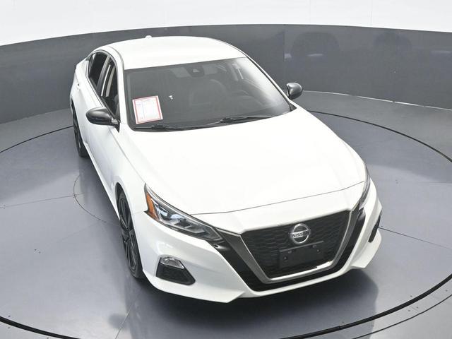 Photo of 2021 Glacier White Nissan Altima
