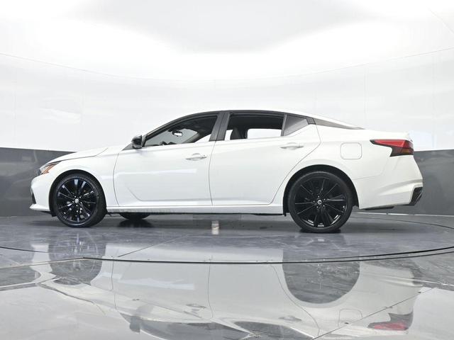 Photo of 2021 Glacier White Nissan Altima