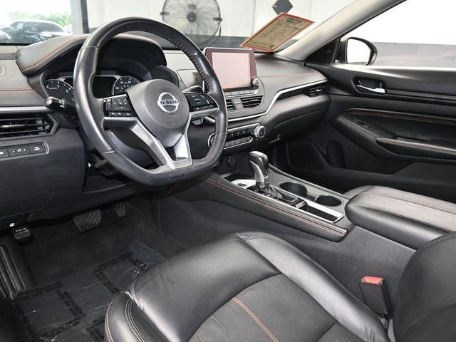 Photo of 2021 Glacier White Nissan Altima