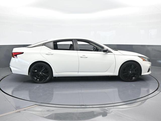 Photo of 2021 Glacier White Nissan Altima