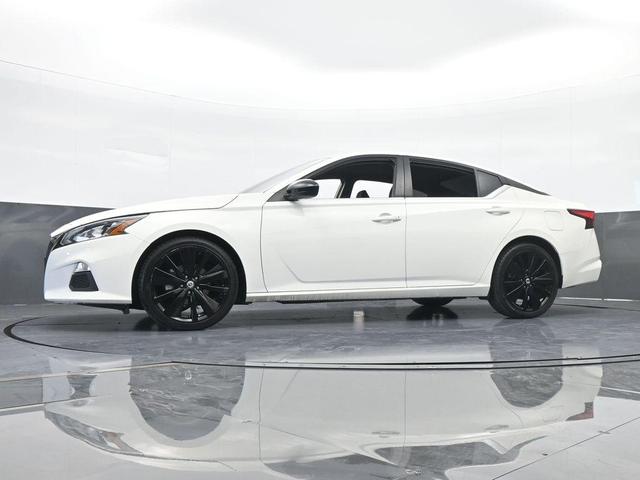 Photo of 2021 Glacier White Nissan Altima