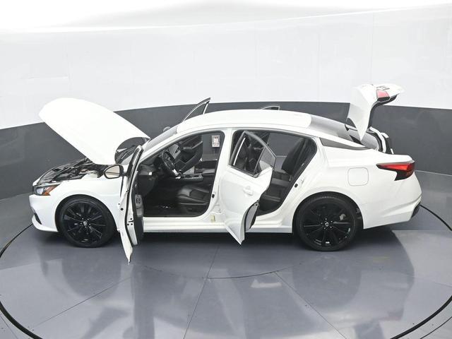Photo of 2021 Glacier White Nissan Altima