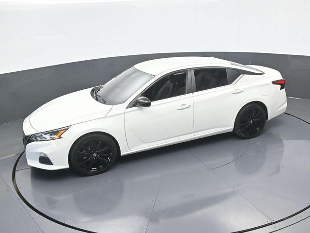 Photo of 2021 Glacier White Nissan Altima