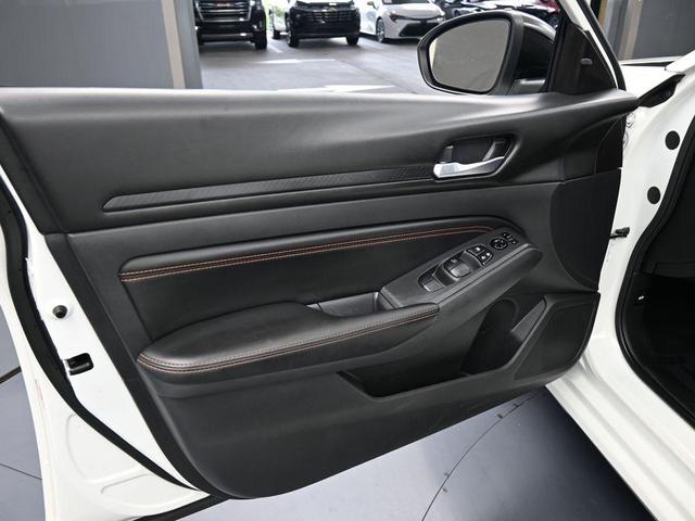 Photo of 2021 Glacier White Nissan Altima