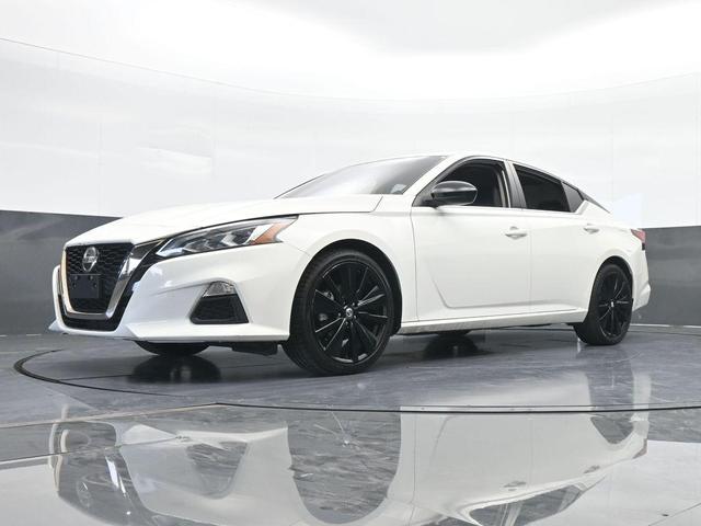 Photo of 2021 Glacier White Nissan Altima
