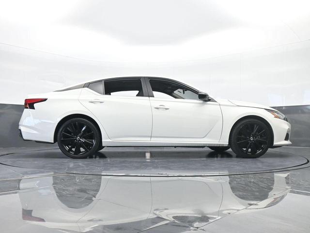 Photo of 2021 Glacier White Nissan Altima