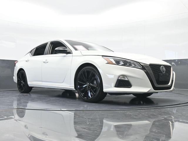 Photo of 2021 Glacier White Nissan Altima