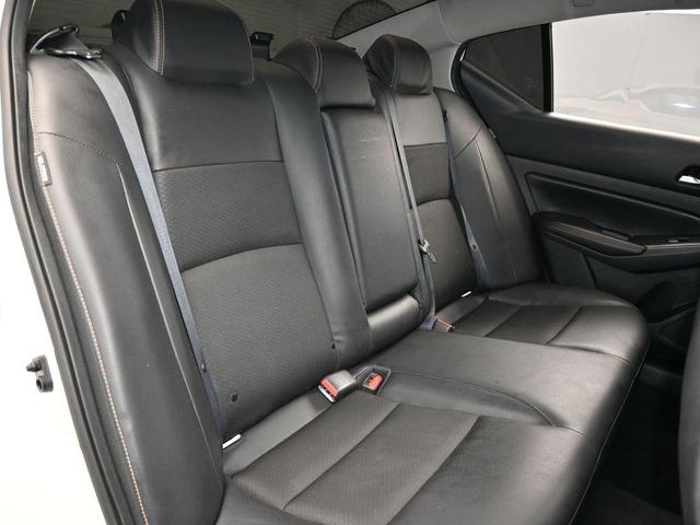 Photo of 2021 Glacier White Nissan Altima