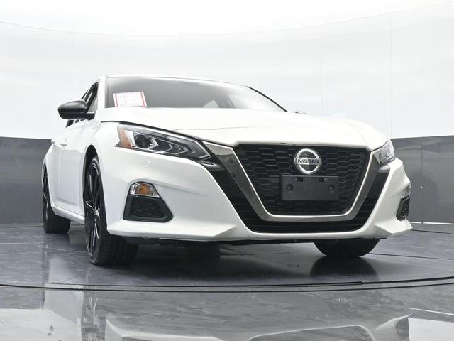 Photo of 2021 Glacier White Nissan Altima