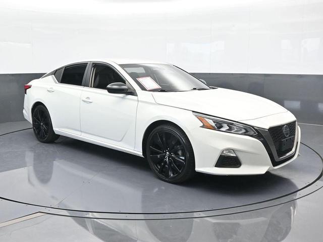 Photo of 2021 Glacier White Nissan Altima
