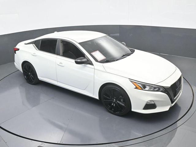 Photo of 2021 Glacier White Nissan Altima