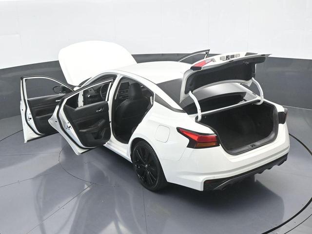 Photo of 2021 Glacier White Nissan Altima