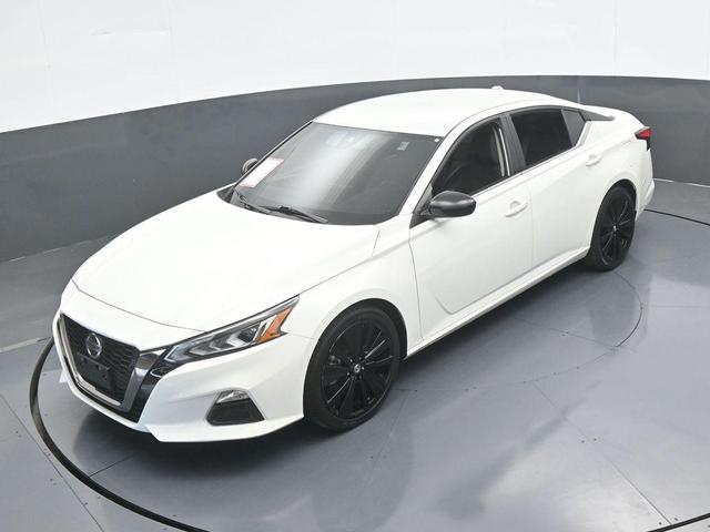 Photo of 2021 Glacier White Nissan Altima