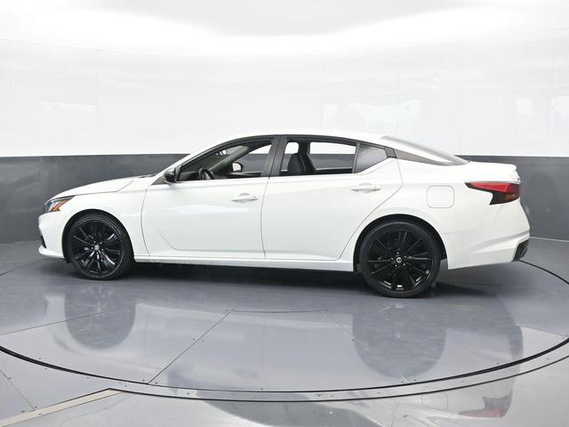 Photo of 2021 Glacier White Nissan Altima