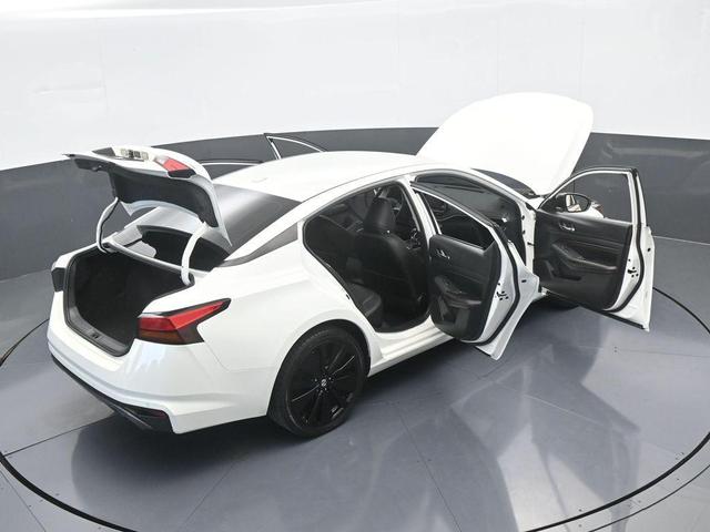 Photo of 2021 Glacier White Nissan Altima