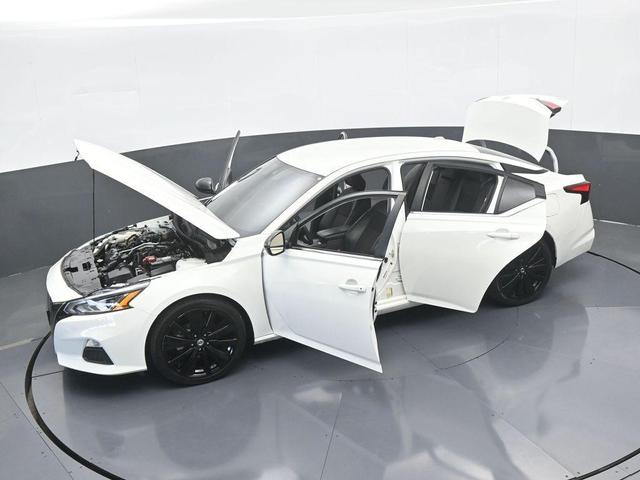 Photo of 2021 Glacier White Nissan Altima