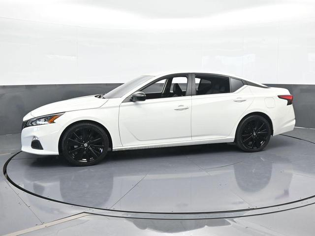 Photo of 2021 Glacier White Nissan Altima