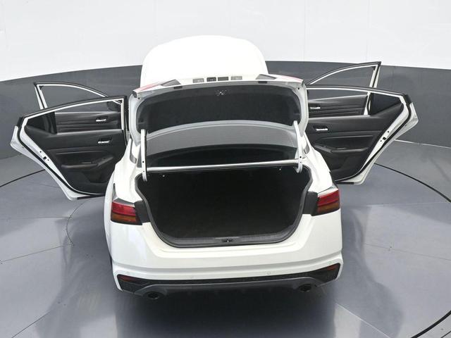 Photo of 2021 Glacier White Nissan Altima