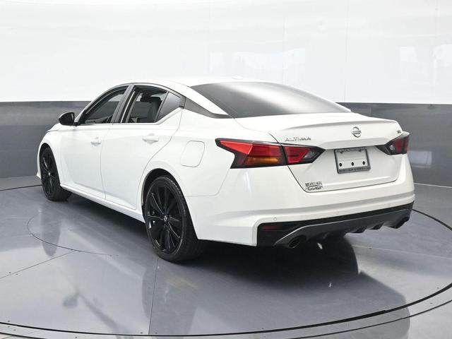 Photo of 2021 Glacier White Nissan Altima