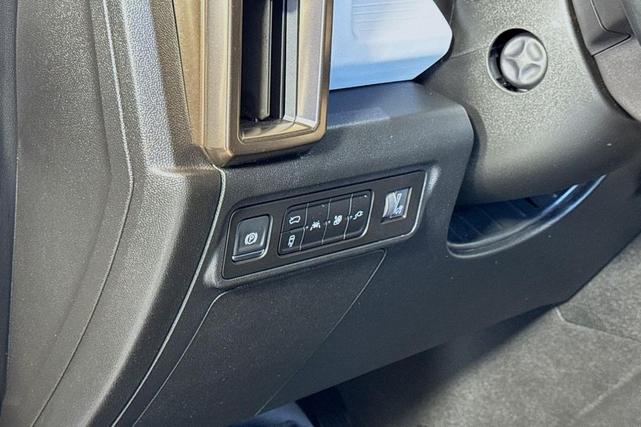 Photo of 2025 Interstellar White GMC HUMMER EV SUV