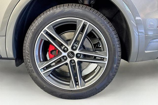 Photo of 2025 Chronos Gray Metallic Audi Q5