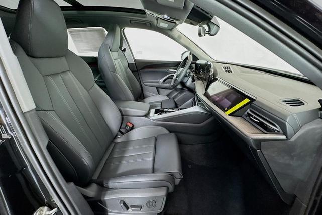 Photo of 2025 Mythos Black Metallic Audi Q5