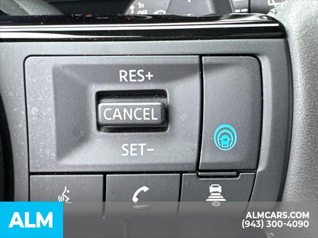 Photo of 2024 Champagne Silver Metallic Nissan Rogue