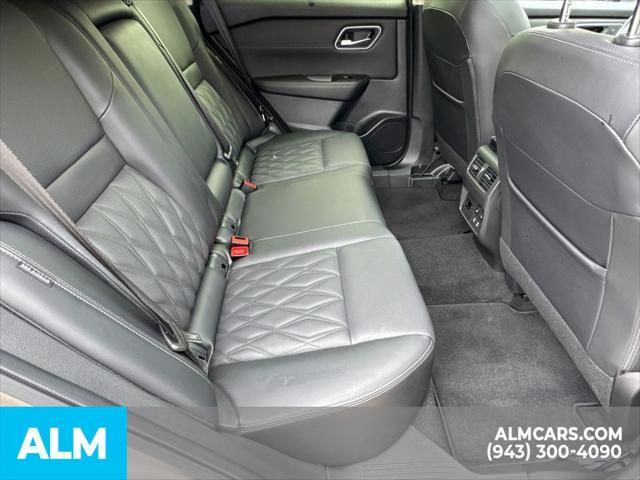 Photo of 2024 Champagne Silver Metallic Nissan Rogue