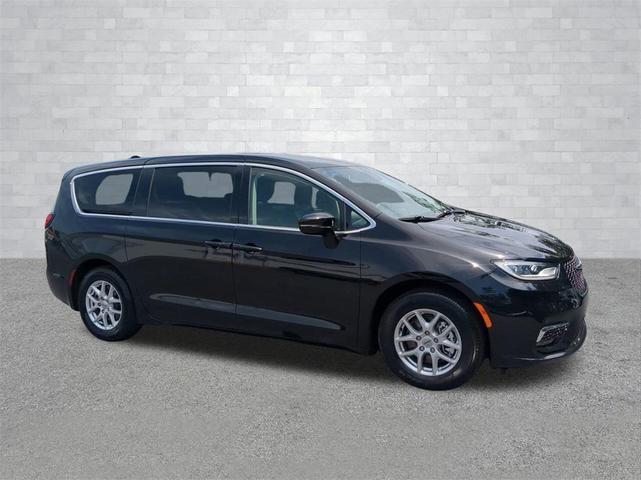 Photo of 2024 Diamond Black Crystal Pearlcoat Chrysler Pacifica