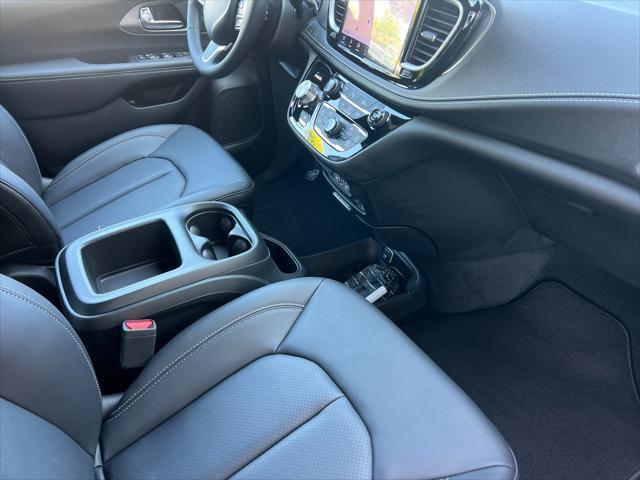 Photo of 2025 Fathom Blue Pearlcoat Chrysler Pacifica Hybrid