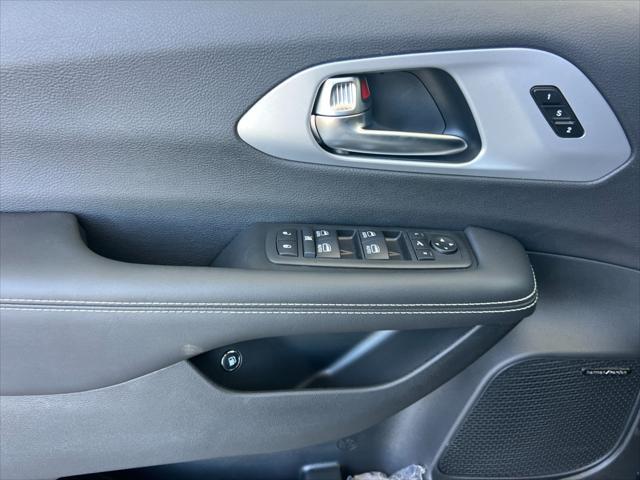 Photo of 2025 Fathom Blue Pearlcoat Chrysler Pacifica Hybrid