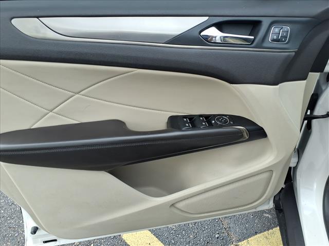 Photo of 2018 White Lincoln MKC