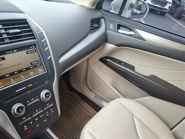 Photo of 2018 White Lincoln MKC