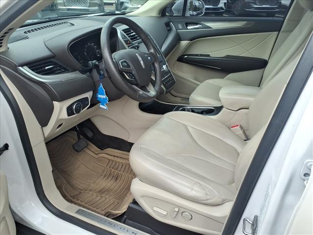 Photo of 2018 White Lincoln MKC