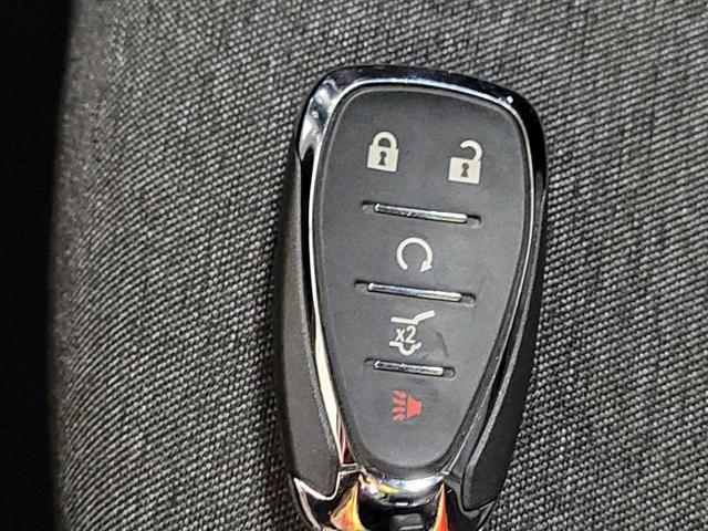 Photo of 2022 Silver Ice Metallic Chevrolet Equinox