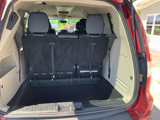 Photo of 2015 RED Chrysler Town & Country