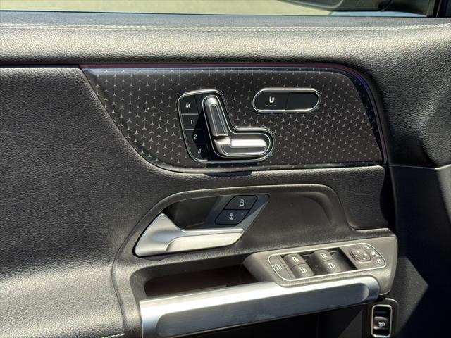 Photo of 2025 Night Black Mercedes-Benz GLB 250