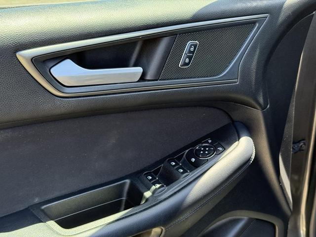 Photo of 2018 MAGNETIC METALLIC Ford Edge