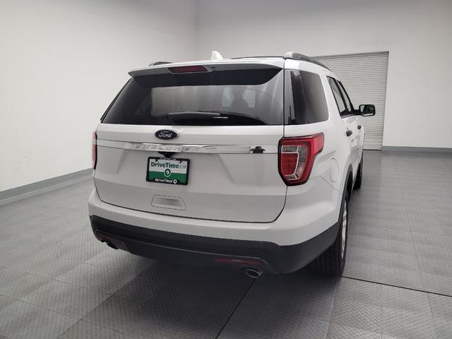Photo of 2017 Oxford White Ford Explorer