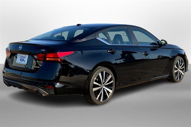 Photo of 2022 Black Nissan Altima