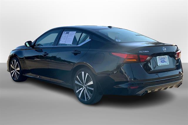 Photo of 2022 Black Nissan Altima