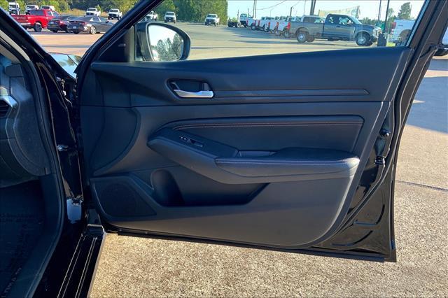 Photo of 2022 Black Nissan Altima
